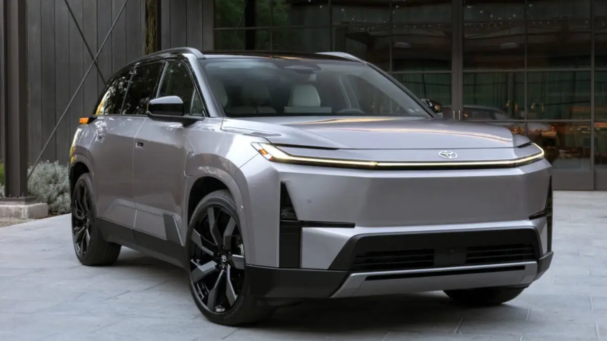 515 किमी रेंज के साथ आई Toyota Highlander इलेक्ट्रिक, जानें इस 3-रो SUV की खासियतें