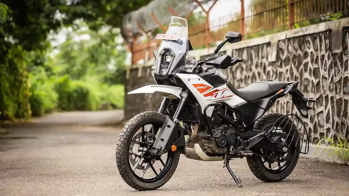 KTM 250 Adventure पर ₹12,748 के फ्री एक्सेसरीज़ का ऑफर, साथ में 10 साल की वारंटी