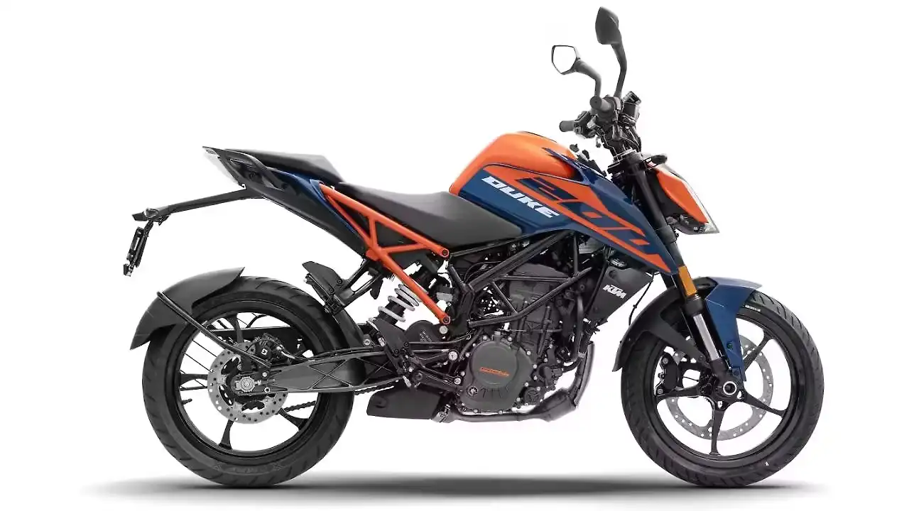 2026 KTM 200 Duke लॉन्च: नए ‘अटलांटिक ब्लू’ लुक और बेहतर ब्रेकिंग के साथ हुई एंट्री, देखें पूरी डिटेल्स।